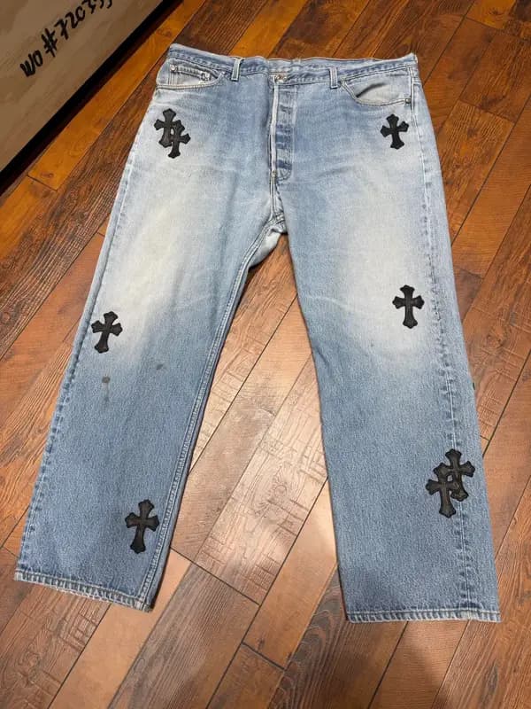 Джинсы Chrome Hearts Базовая модель (A01): светло-голубой деним, чёрные кожаные кресты