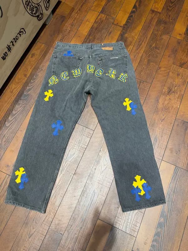 Джинсы Chrome Hearts New York Limited (A10): серый деним, надпись NEW YORK, синие и жёлтые кожаные кресты