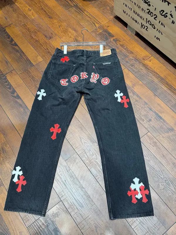 Джинсы Chrome Hearts Tokyo Limited (A02): тёмный деним, надпись TOKYO на кармане, красные и белые кожаные кресты
