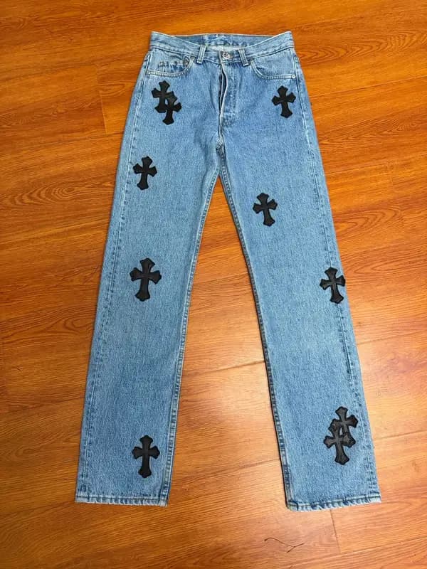 Джинсы Chrome Hearts Базовая модель (A08): синий деним, чёрные кожаные кресты по всей длине