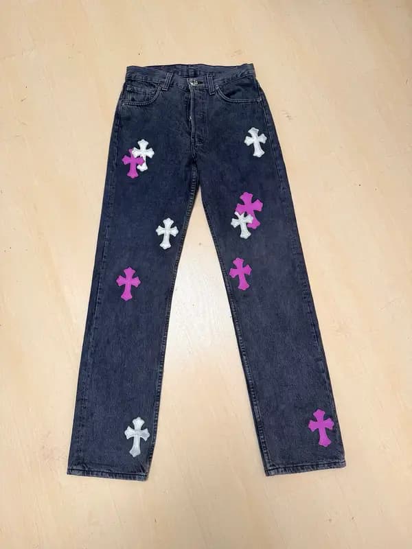 Джинсы Chrome Hearts Friends & Family (A06): тёмно-синий деним, белые и фиолетовые кожаные кресты