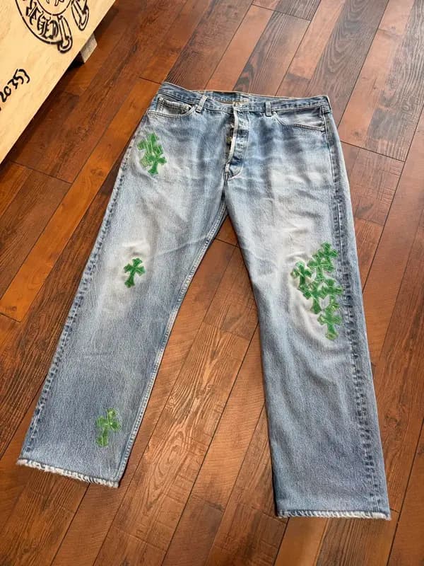 Джинсы Chrome Hearts Крокодил, зелёные кресты (A09): светлый выцветший деним, зелёные кресты из кожи крокодила