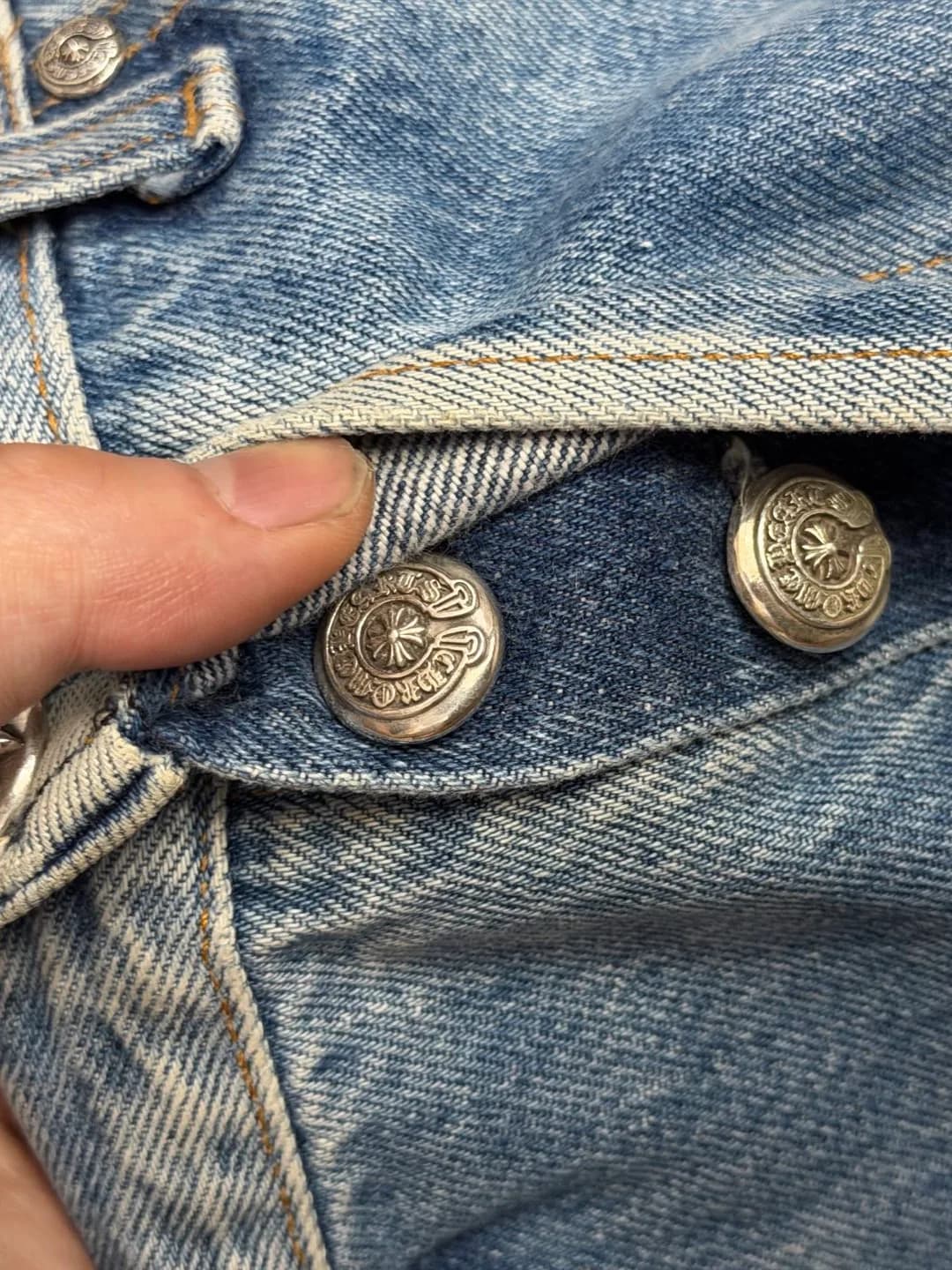 Серебряные пуговицы Chrome Hearts на ширинке джинсов Levi's 501