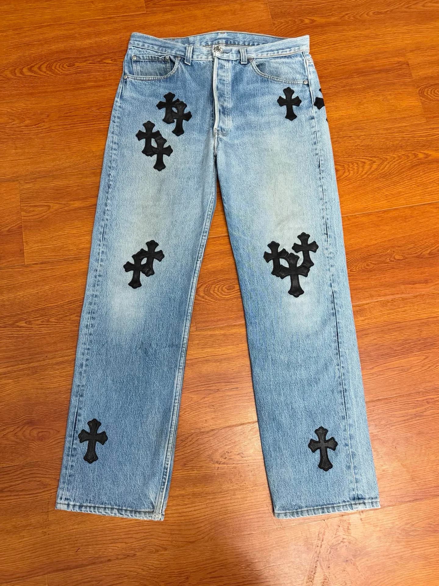 Джинсы Chrome Hearts на Levi's 501 с кожаными крестами
