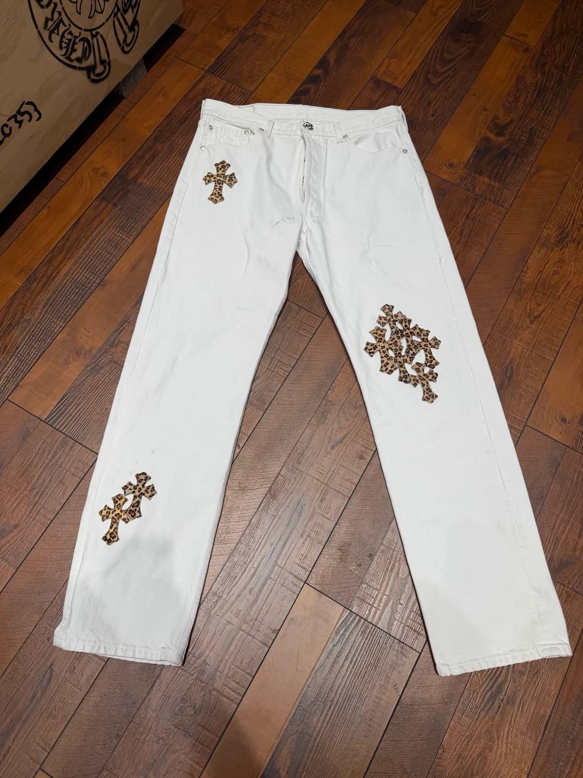 Белые джинсы Chrome Hearts с леопардовыми кожаными крестами