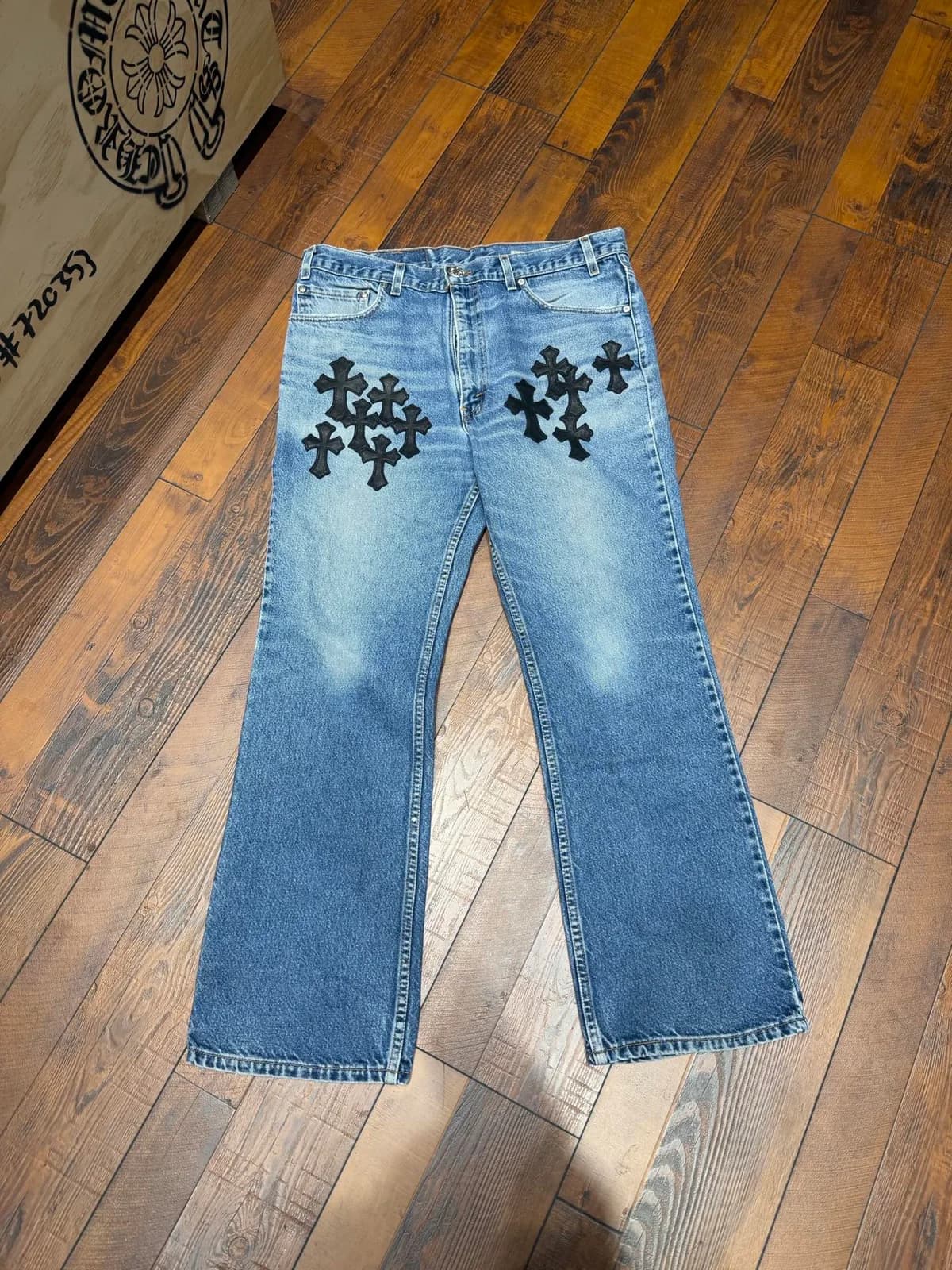 Голубые джинсы Chrome Hearts с чёрными кожаными крестами