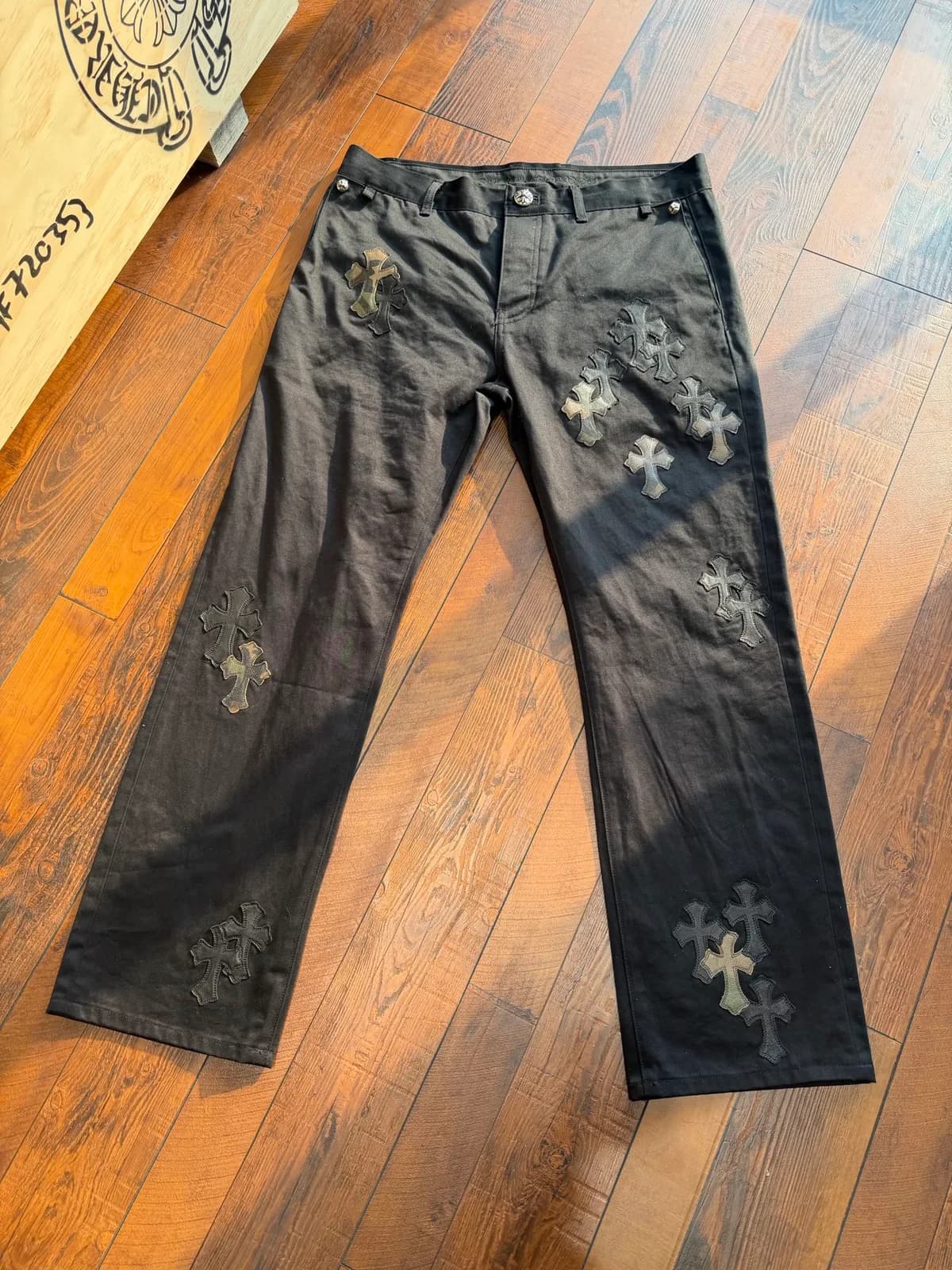Чёрные джинсы Chrome Hearts с серебристыми патчами