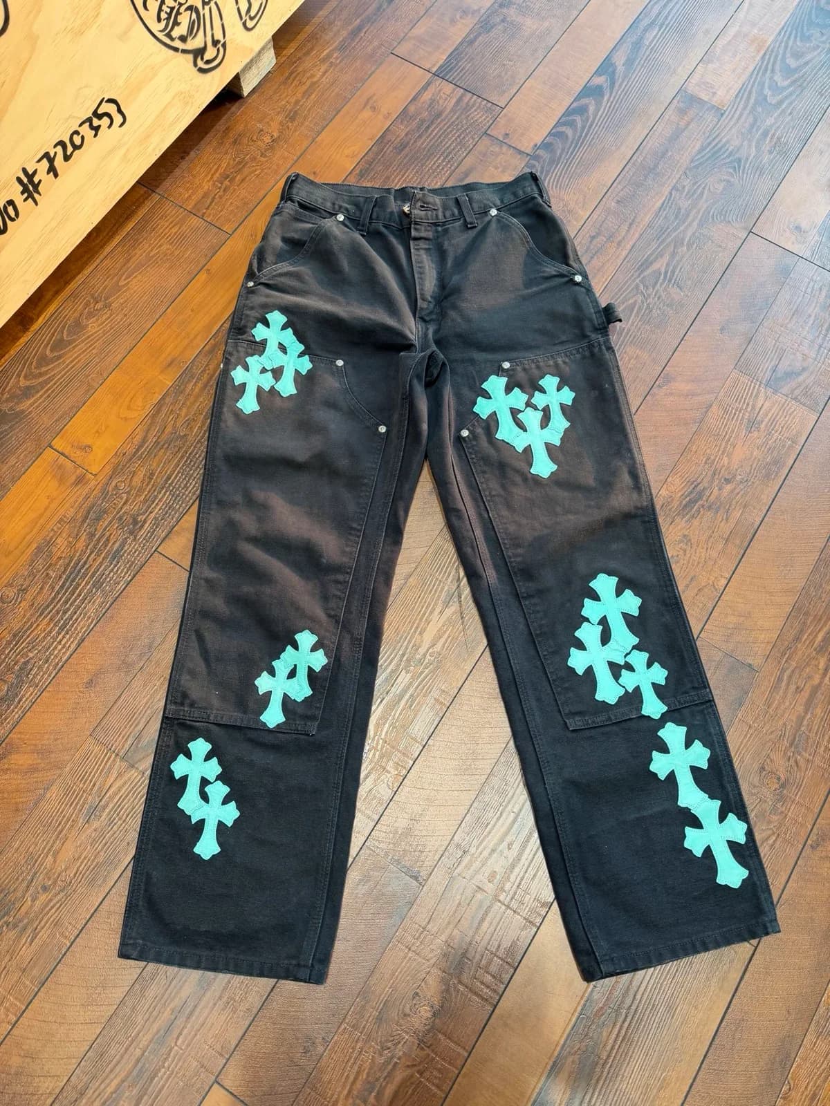 Чёрные джинсы Chrome Hearts с мятными кожаными крестами
