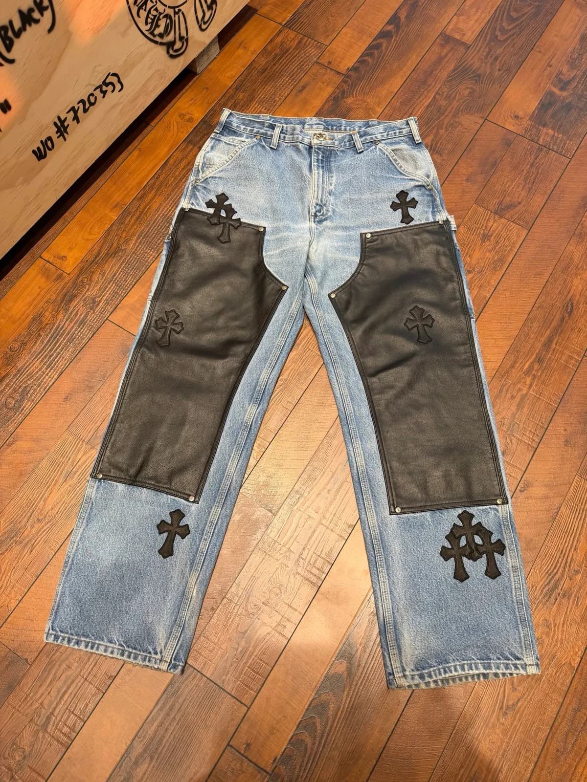 Светлые джинсы Chrome Hearts с кожаными вставками на коленях