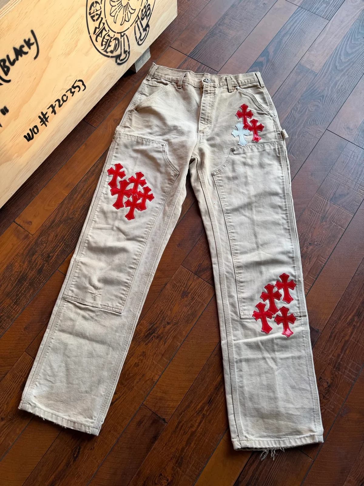 Белые джинсы Chrome Hearts с красными кожаными крестами