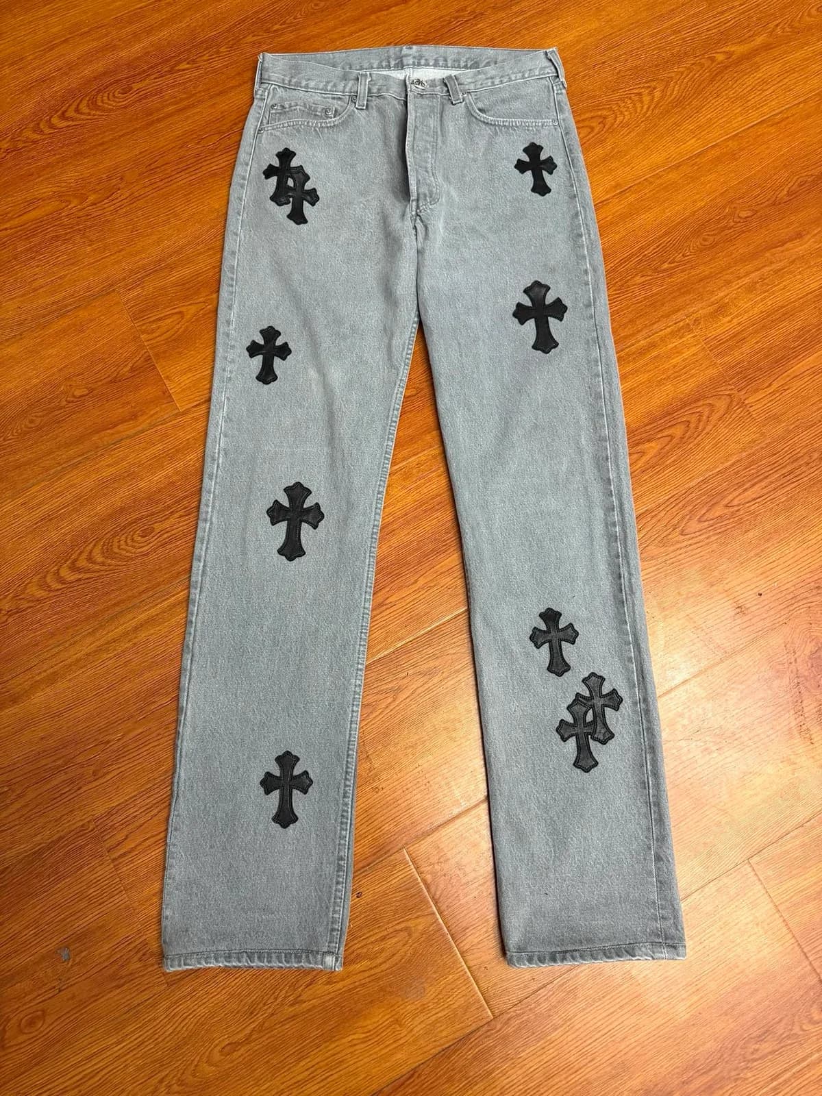Серые джинсы Chrome Hearts с чёрными кожаными крестами
