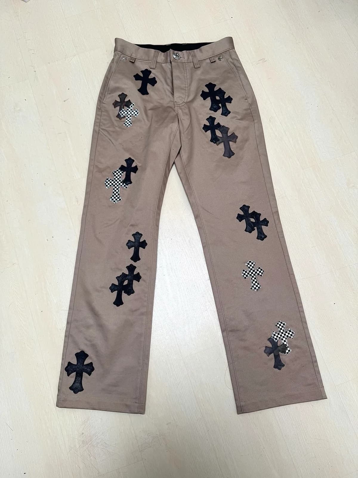 Серо-коричневые джинсы Chrome Hearts с чёрными патчами