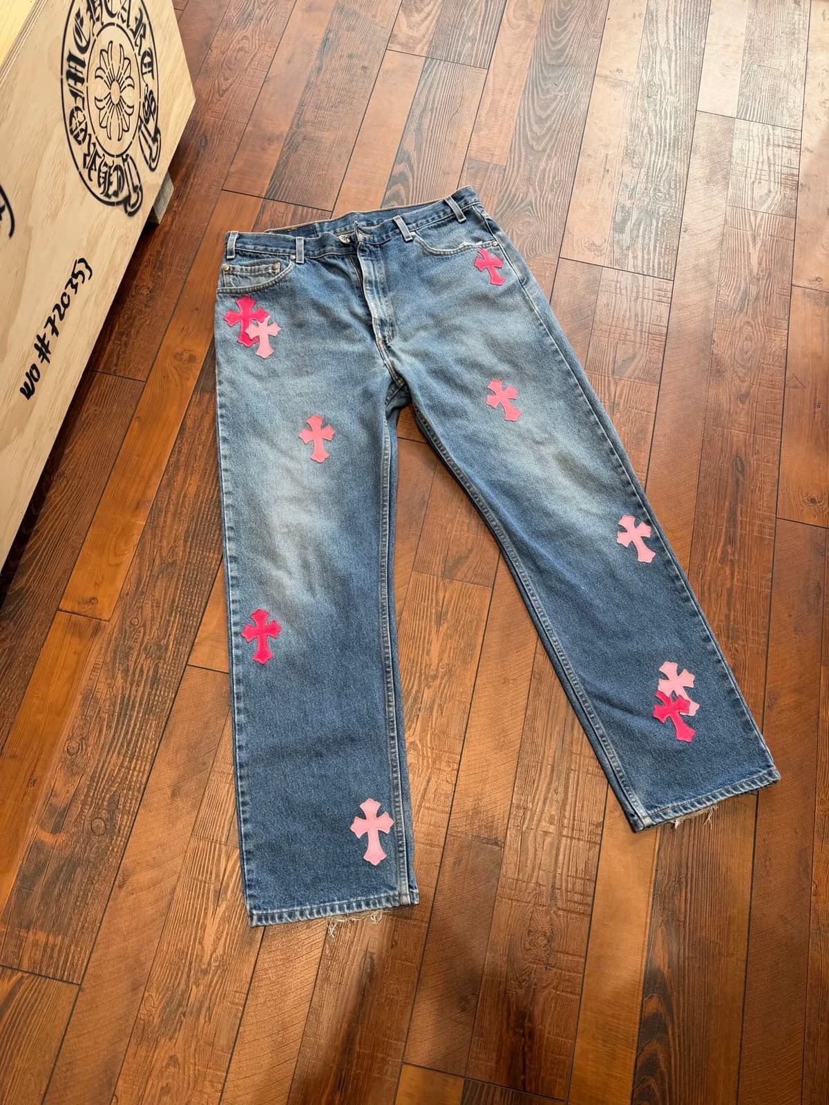 Синие джинсы Chrome Hearts с розовыми кожаными крестами
