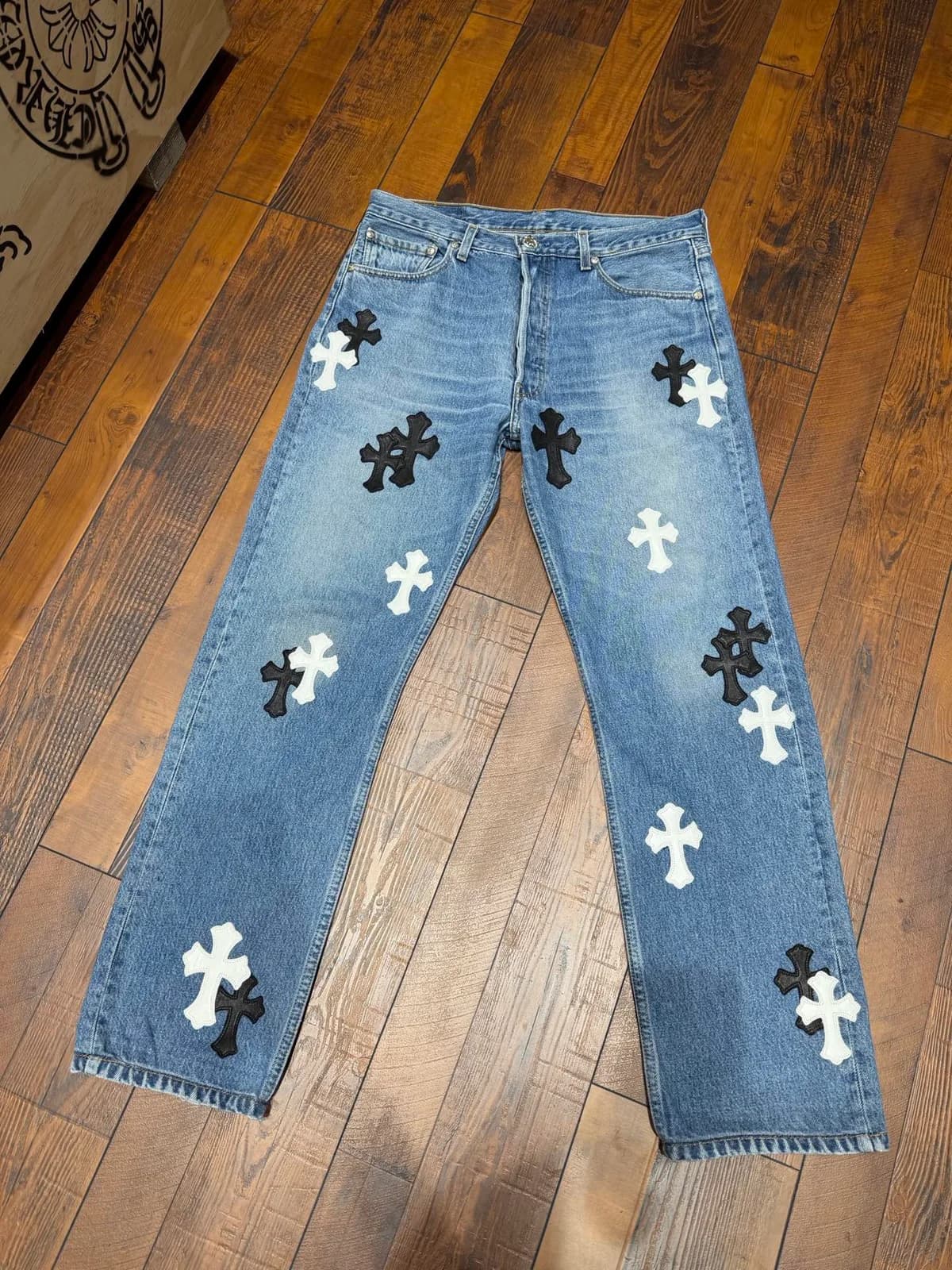 Синие джинсы Chrome Hearts с чёрными и белыми кожаными крестами