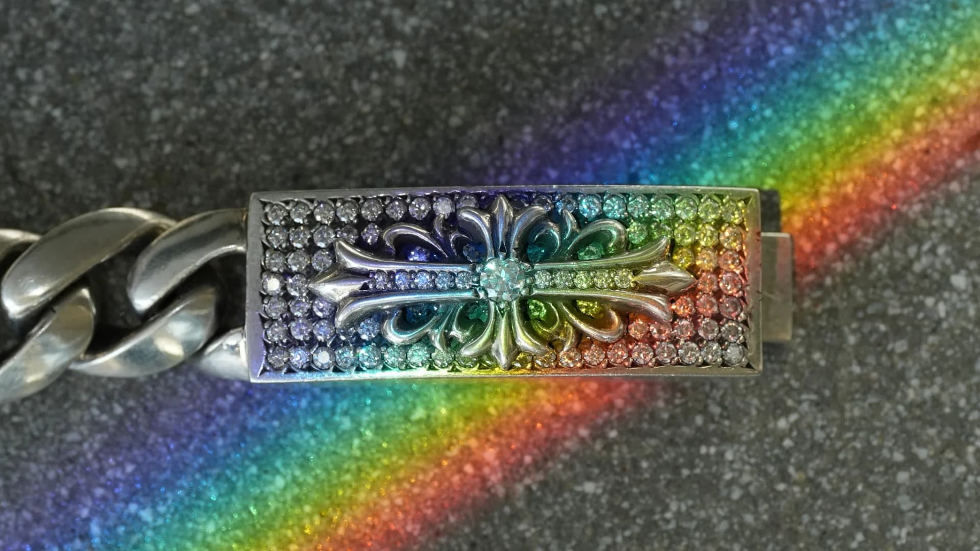 Браслет Chrome Hearts с крестами в радужном свете