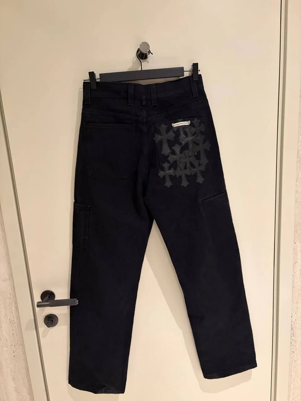 Чёрные карго Chrome Hearts на вешалке
