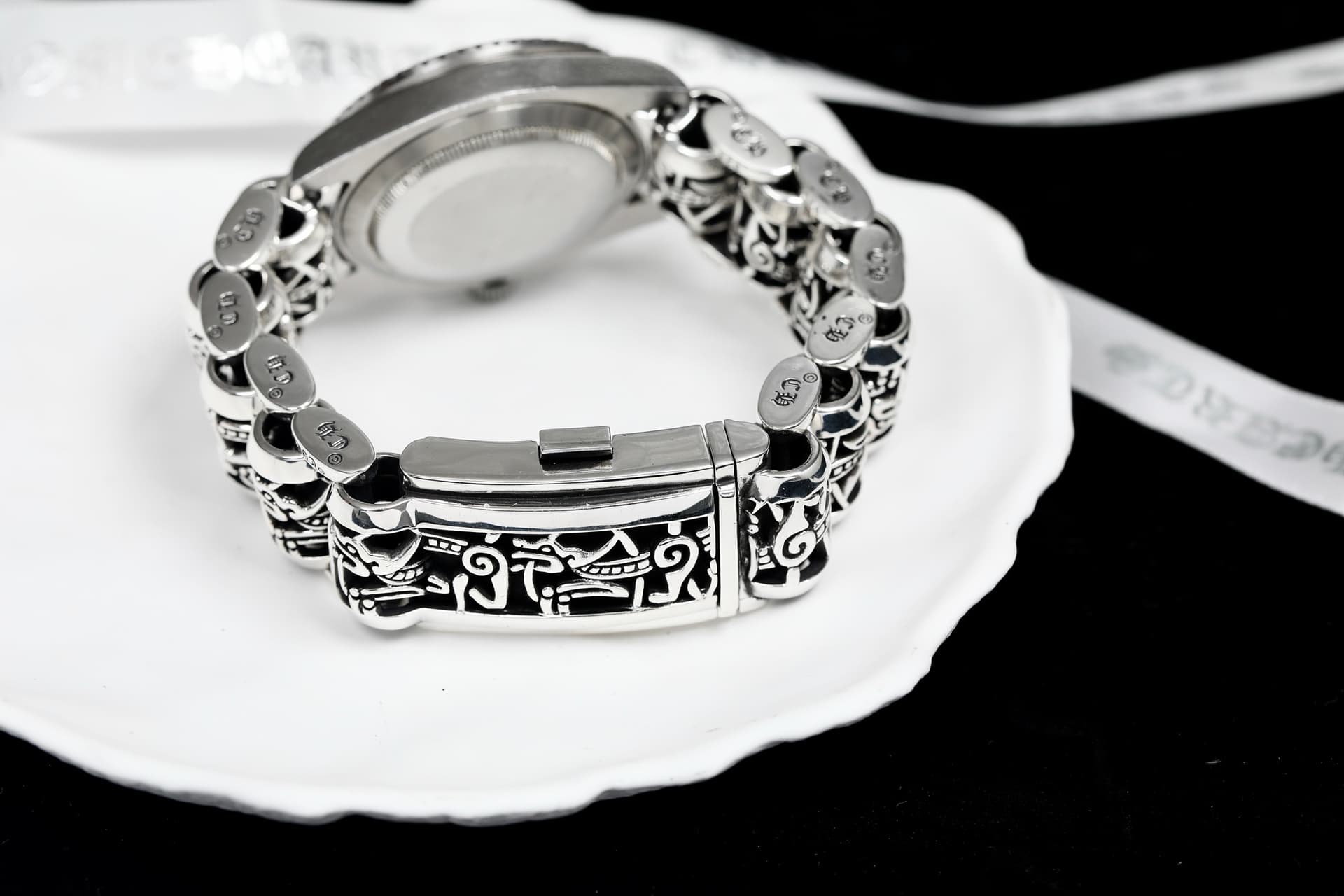 Обратная сторона серебряного браслета для часов Chrome Hearts