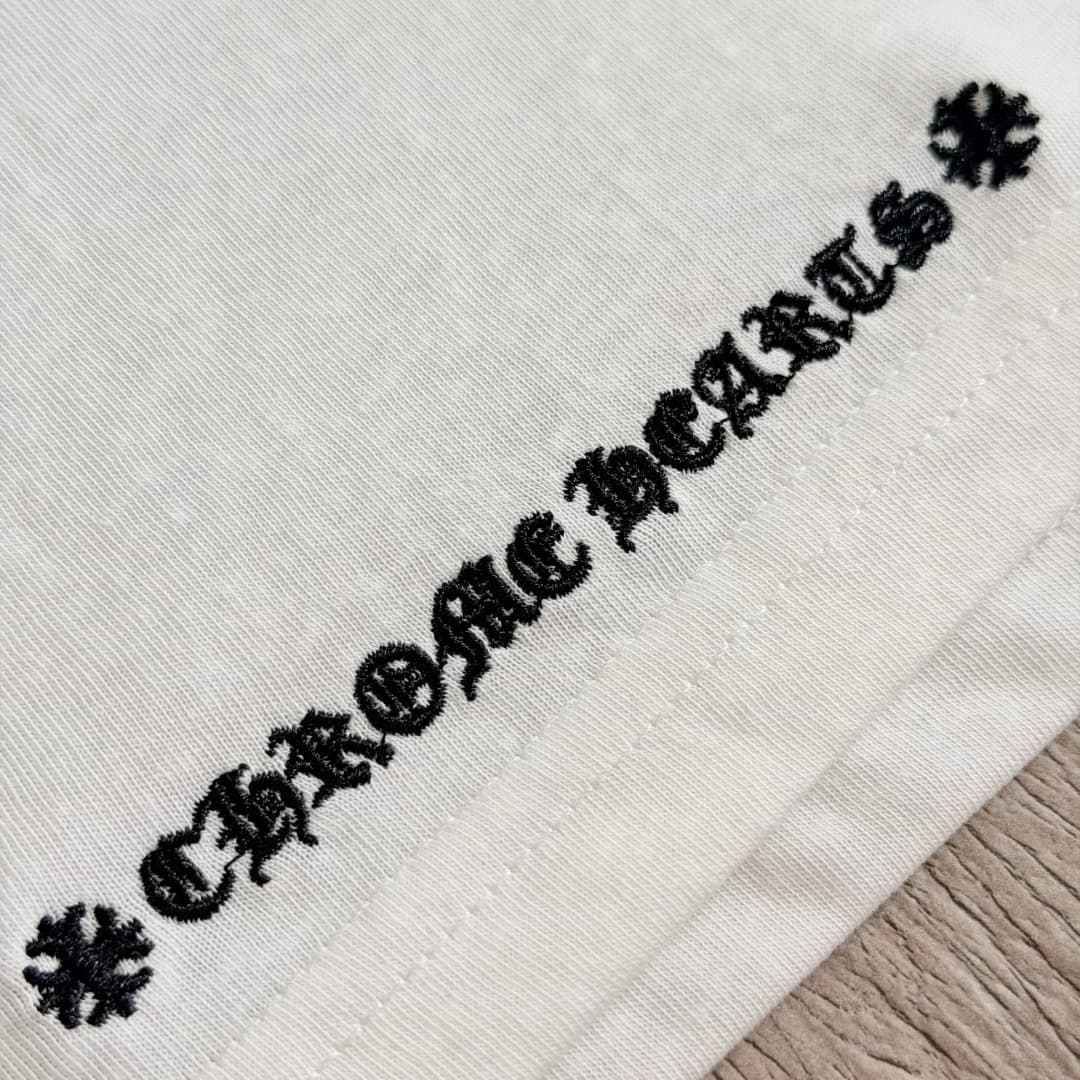 Крупный план готической вышивки Chrome Hearts
