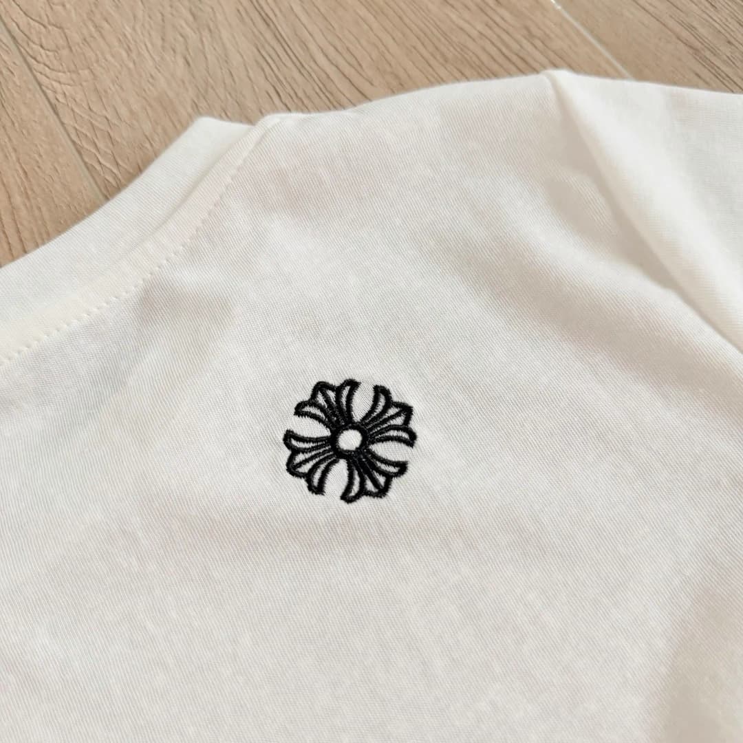 Вышивка фирменного креста Chrome Hearts на спине