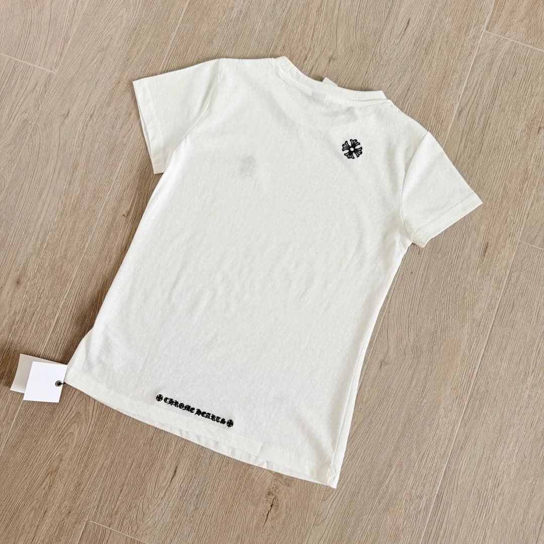 Белая футболка Chrome Hearts GRP Y, вид сзади под углом