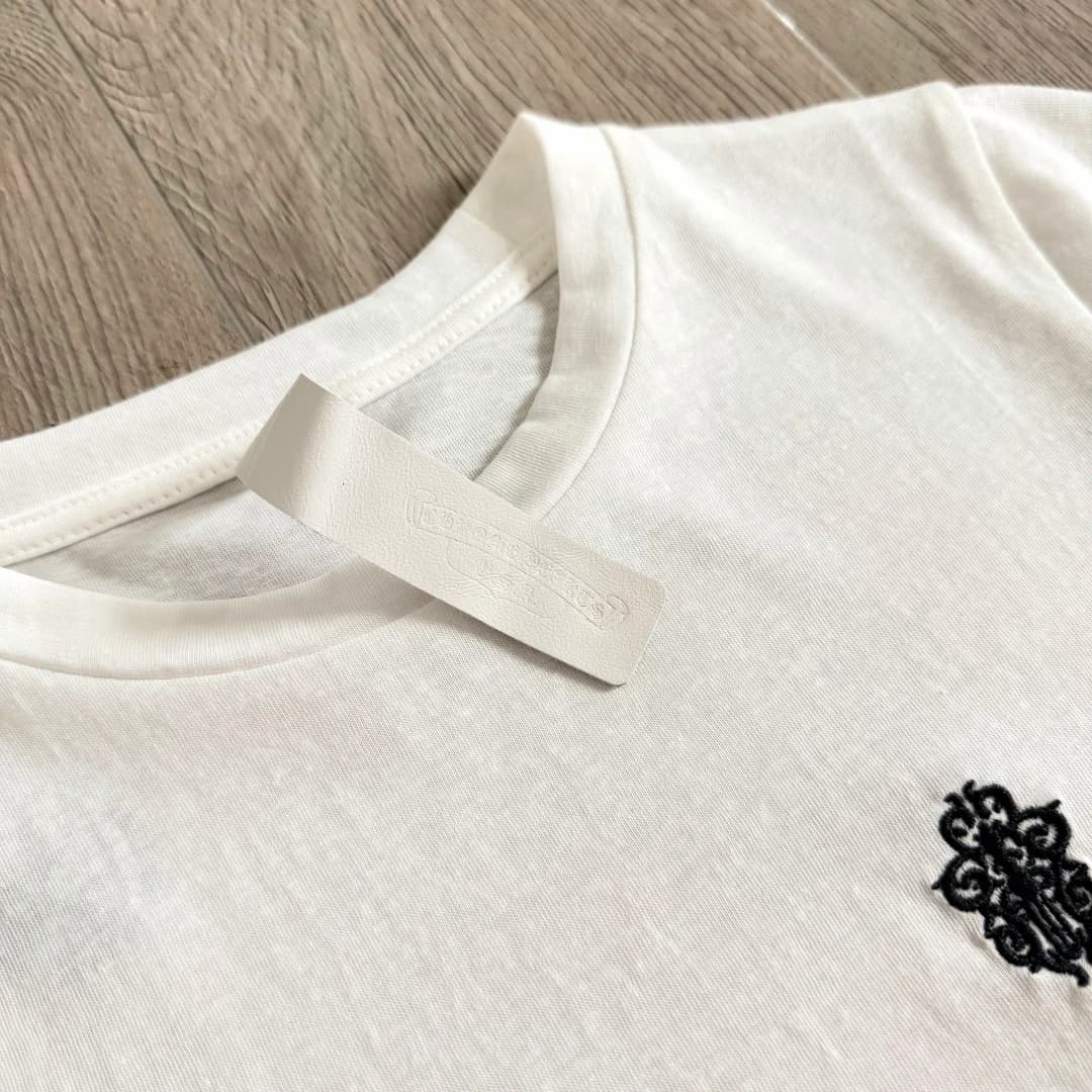 Круглый вырез горловины и вышивка на белой футболке Chrome Hearts