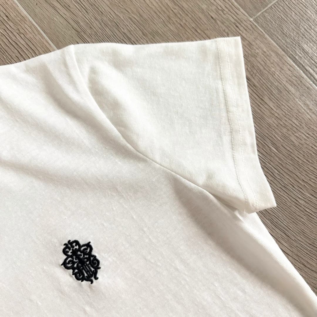 Короткий рукав и вышивка на белой футболке Chrome Hearts