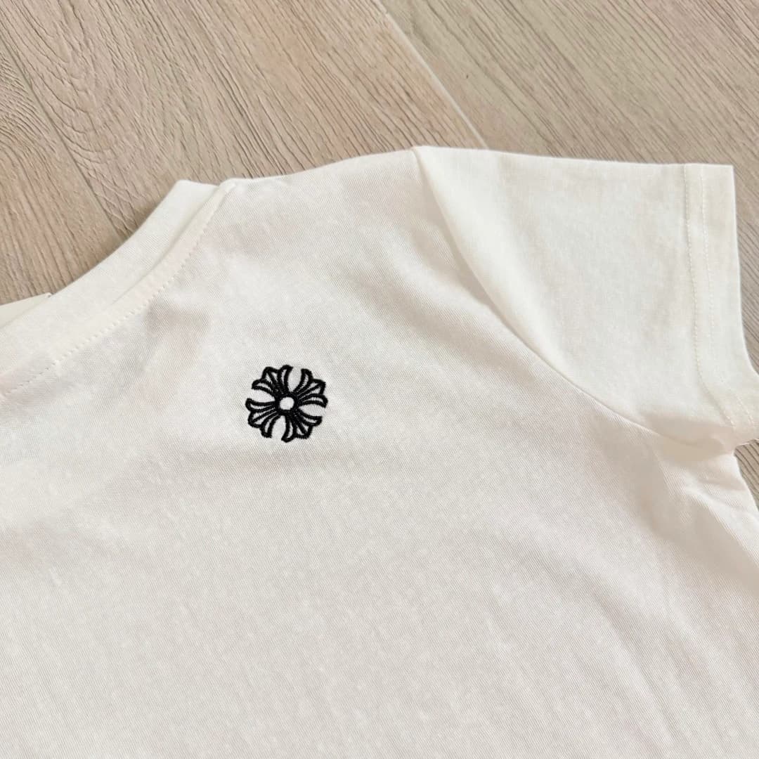 Вышивка в виде креста на спинке белой футболки Chrome Hearts