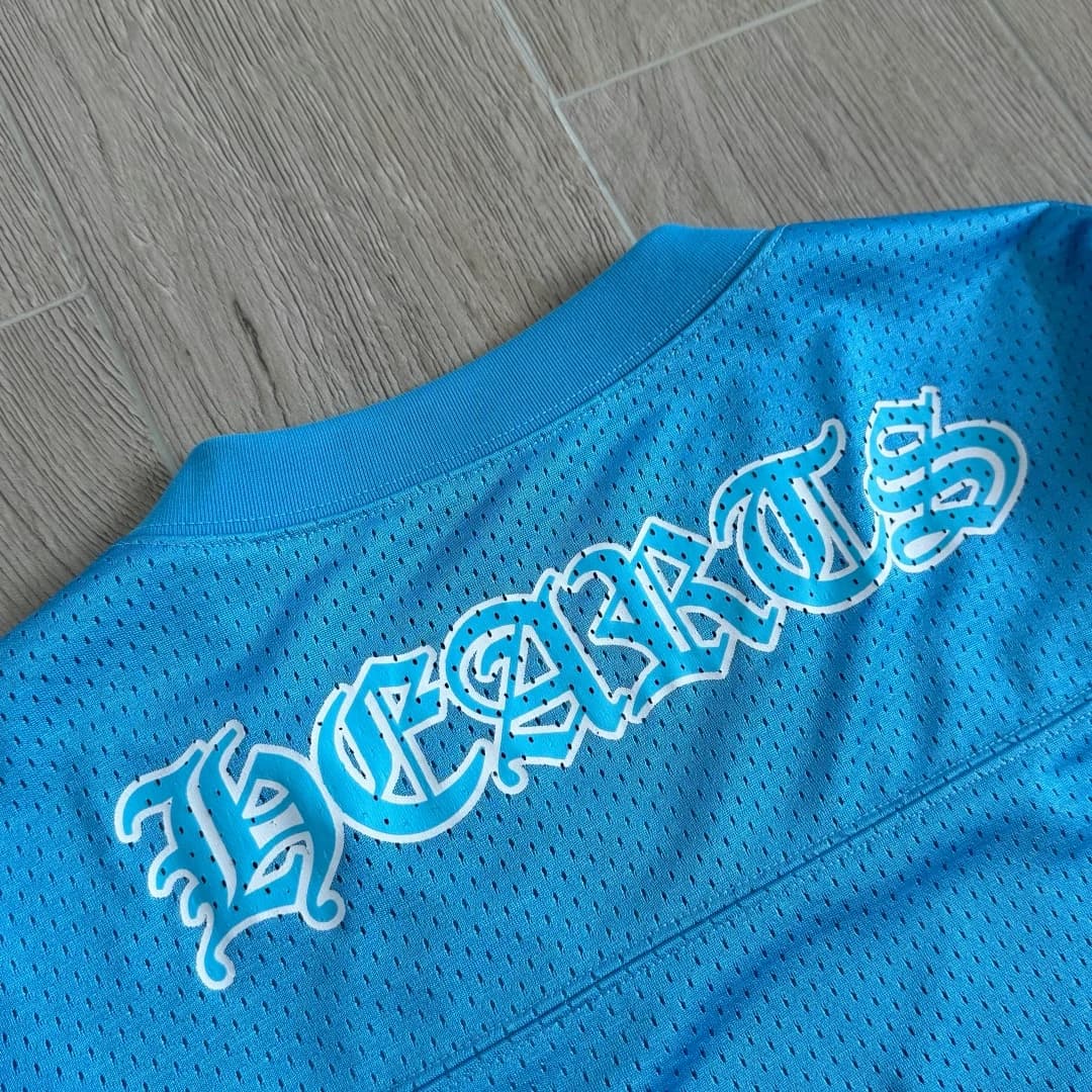Деталь принта на спине голубого лонгслива Chrome Hearts