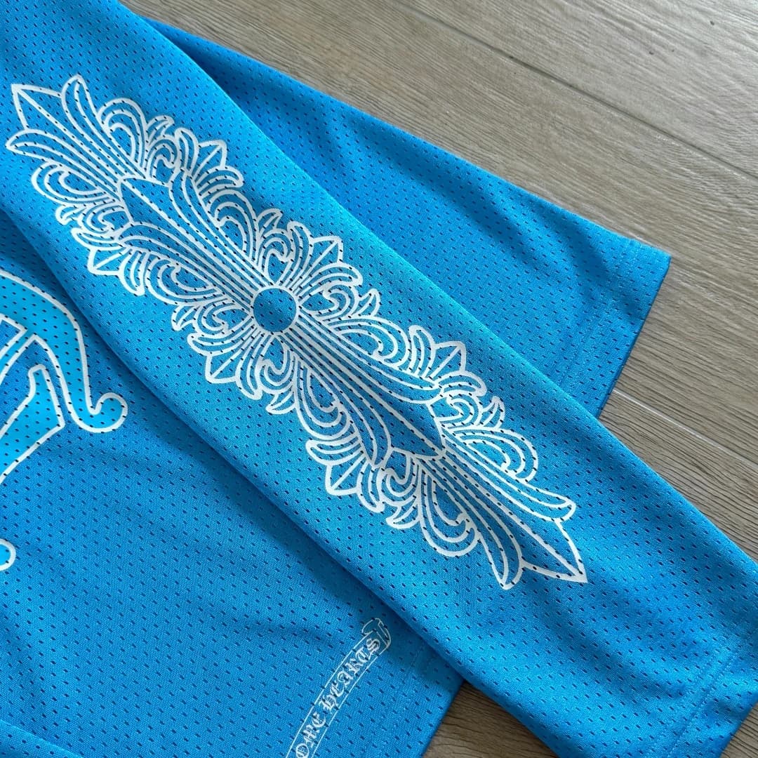 Деталь рукава голубого лонгслива Chrome Hearts