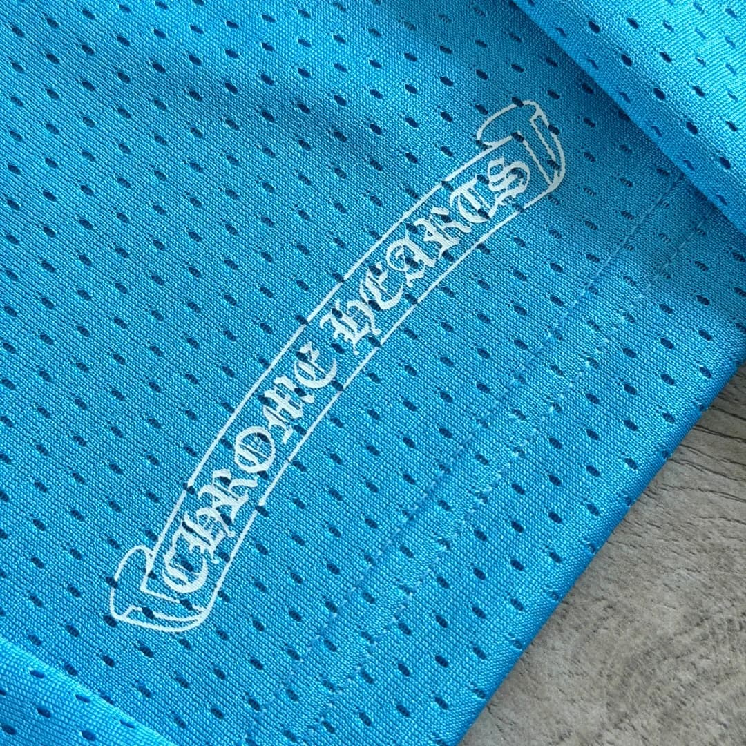Деталь бокового шва голубого лонгслива Chrome Hearts с принтом
