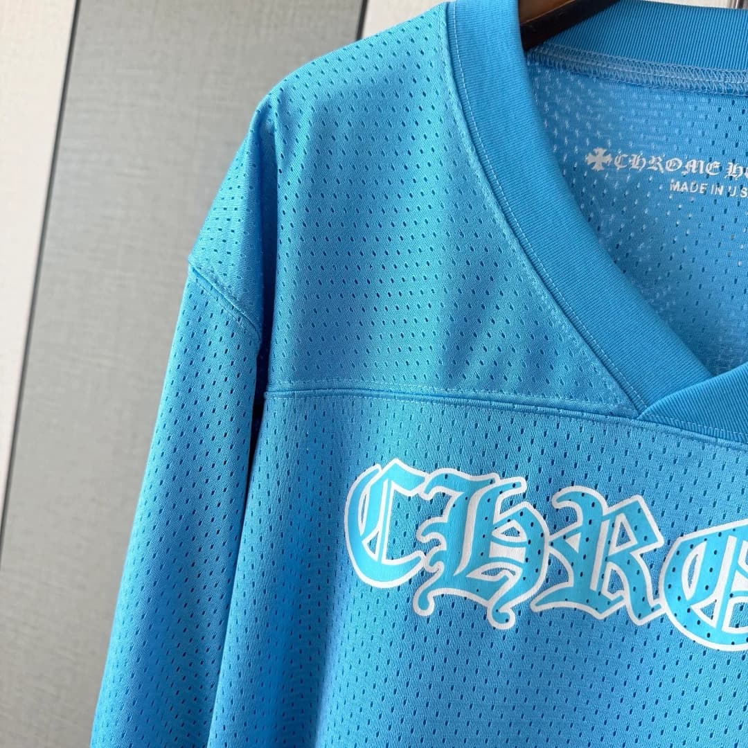 Деталь V-образного выреза голубого лонгслива Chrome Hearts