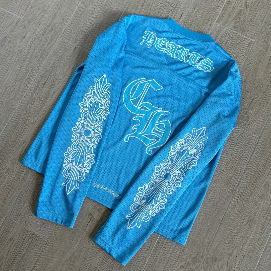 Голубой сетчатый лонгслив Chrome Hearts, вид сзади под углом