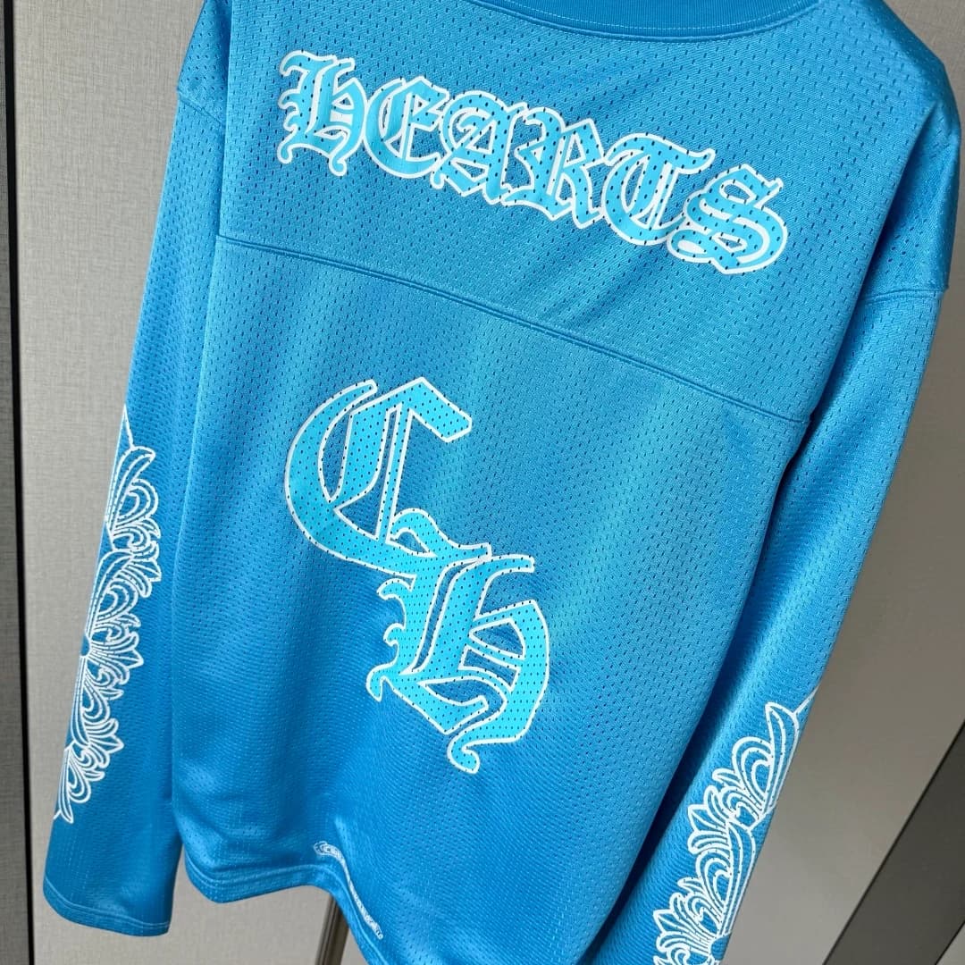 Деталь спинки голубого лонгслива Chrome Hearts с принтом