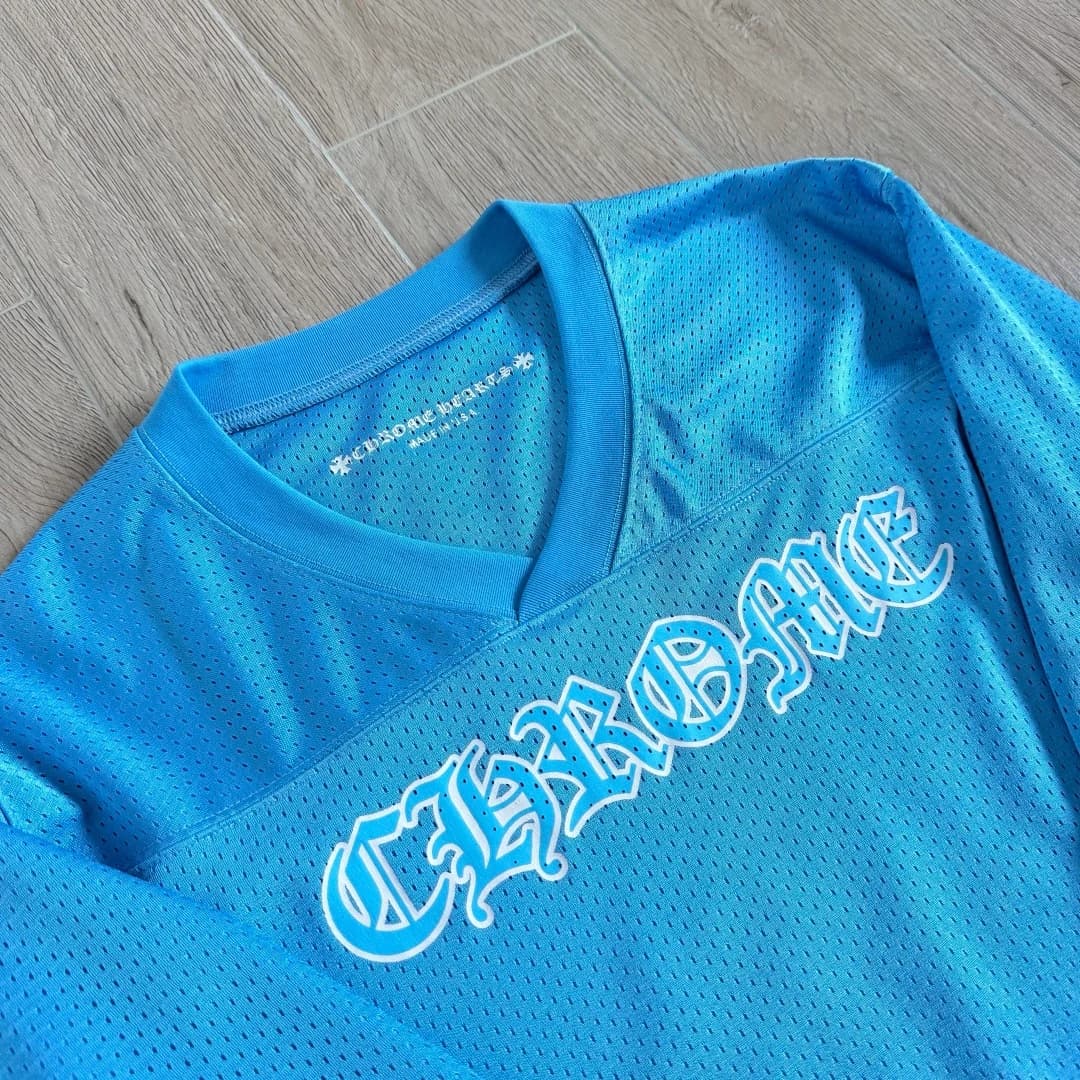 Деталь воротника голубого лонгслива Chrome Hearts