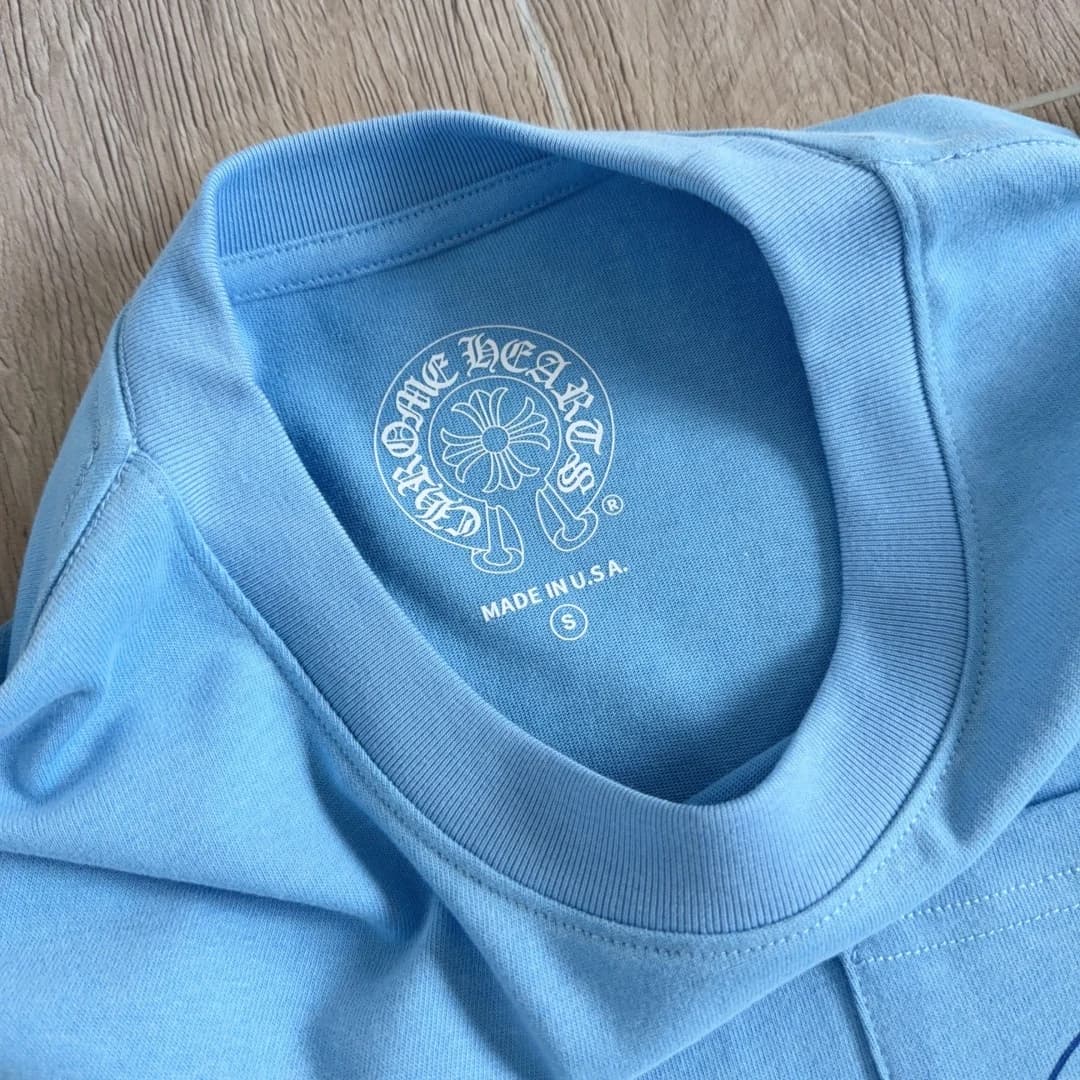 Внутренний принт на воротнике голубой футболки Chrome Hearts Miami