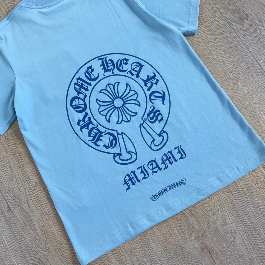 Принт на спине голубой футболки Chrome Hearts Miami