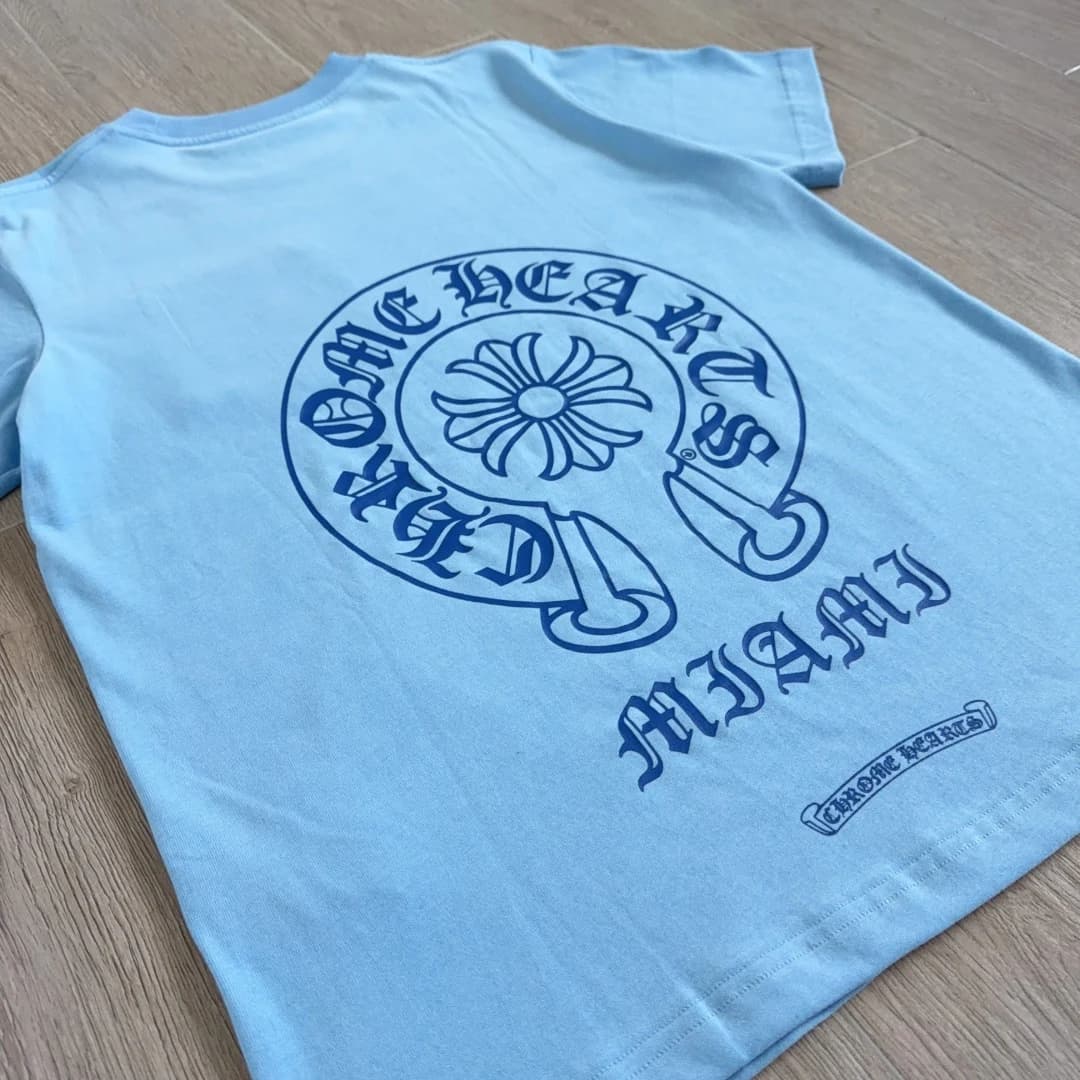 Деталь принта на спине голубой футболки Chrome Hearts Miami