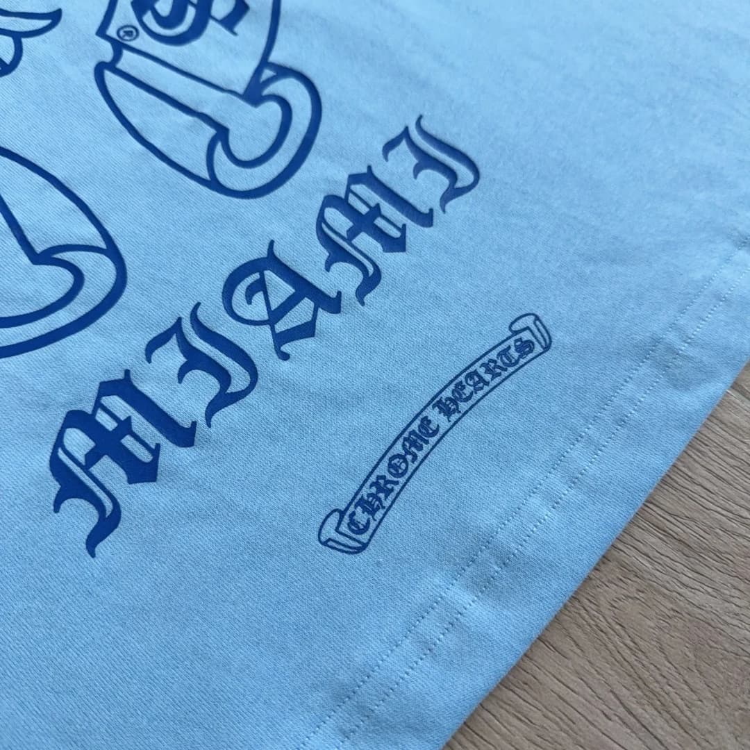 Крупный план принта на спине голубой футболки Chrome Hearts Miami