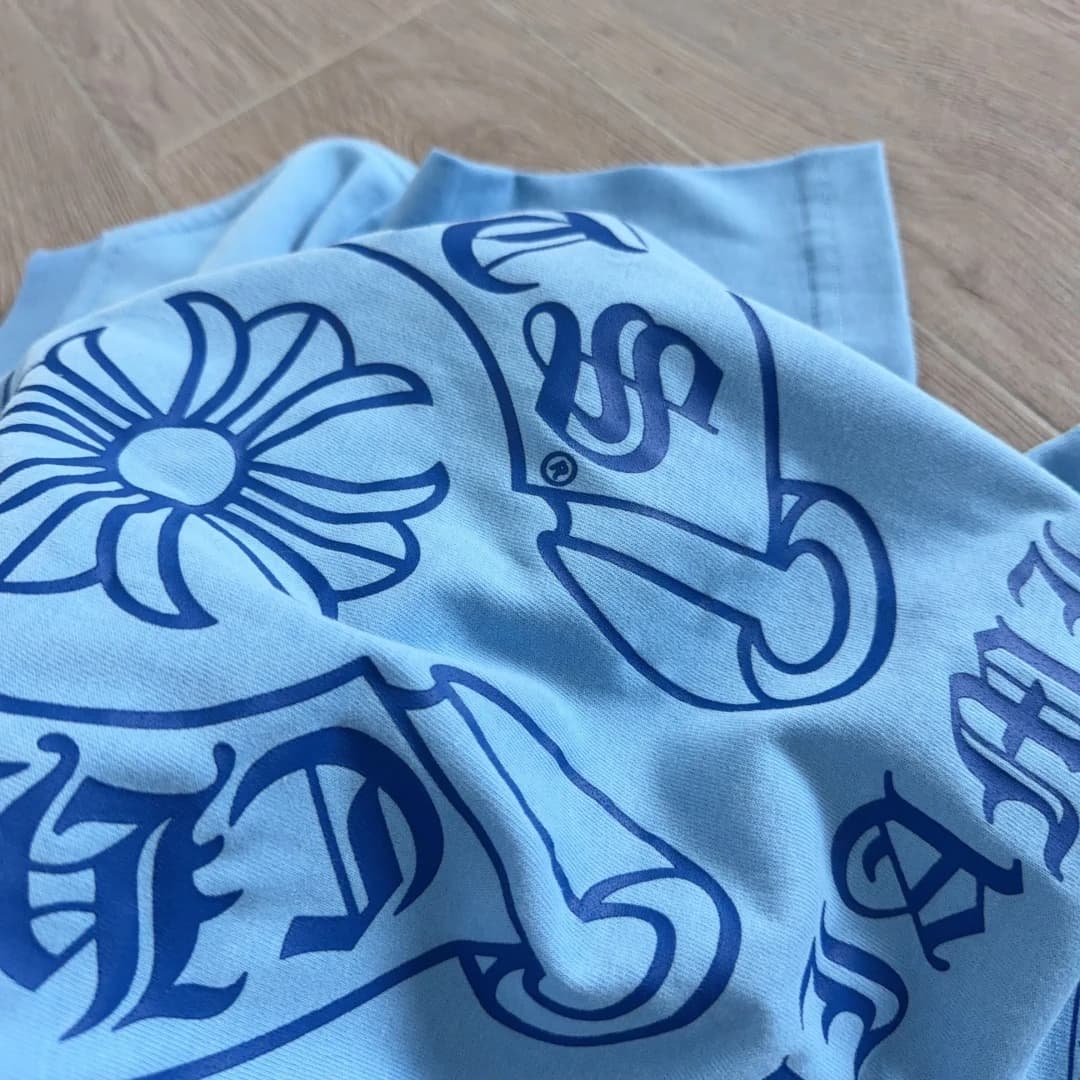 Текстура принта на голубой футболке Chrome Hearts Miami
