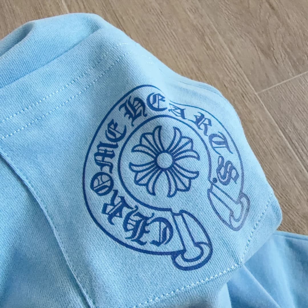 Принт на кармане голубой футболки Chrome Hearts Miami