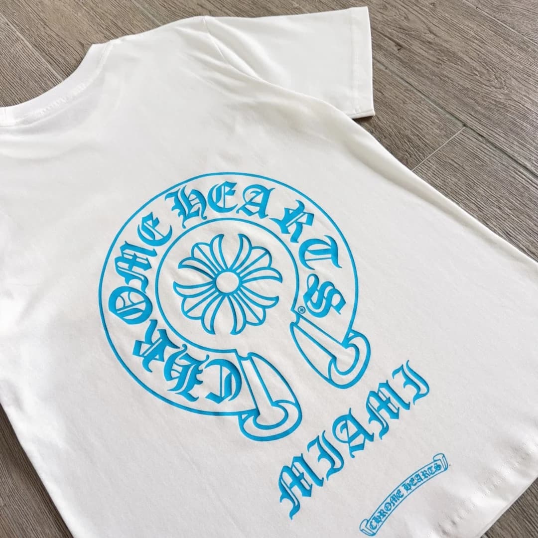 Принт на спине белой футболки Chrome Hearts Miami
