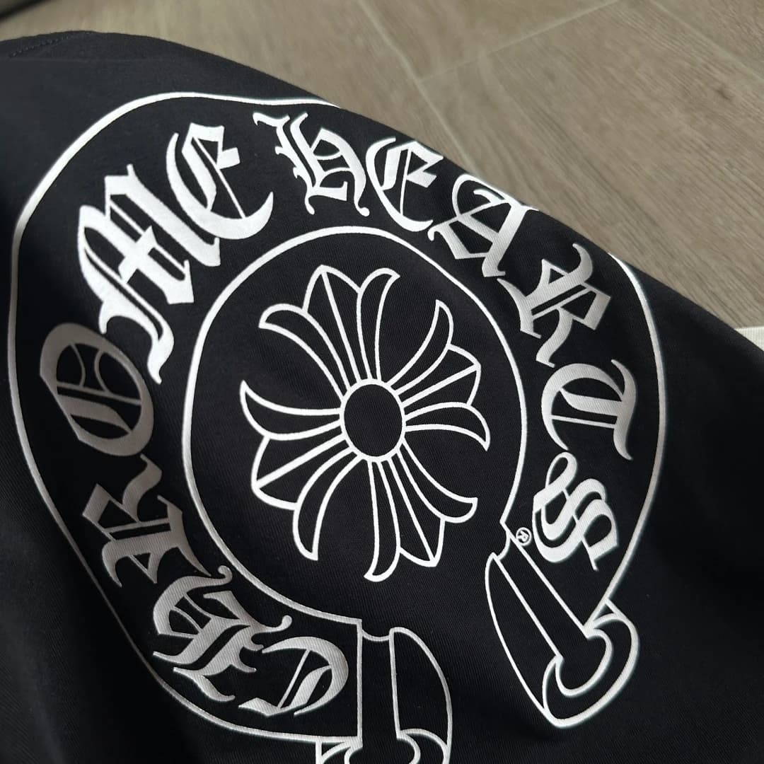 Деталь белого принта подковы Chrome Hearts на спине
