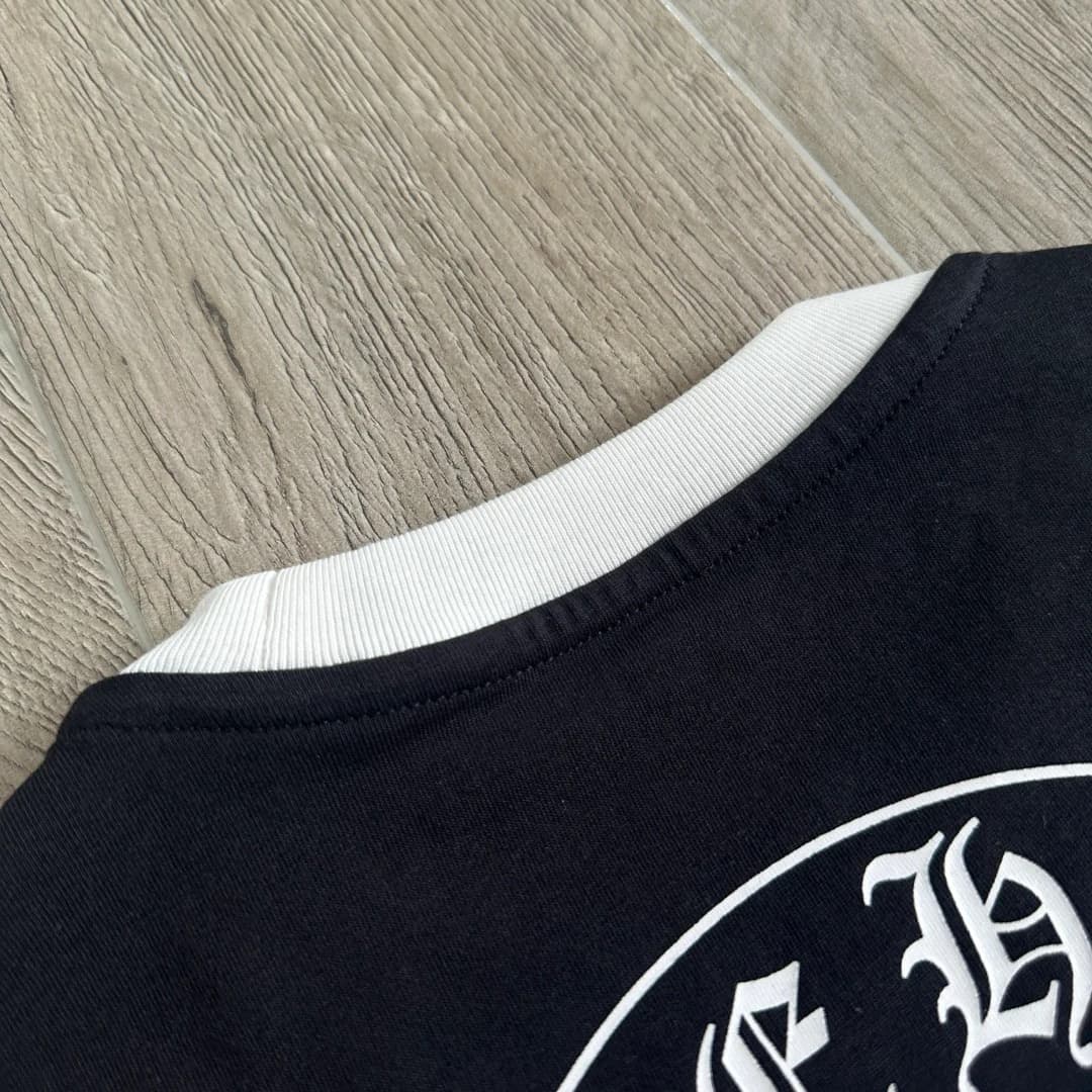 Деталь спинки черной футболки Chrome Hearts у воротника