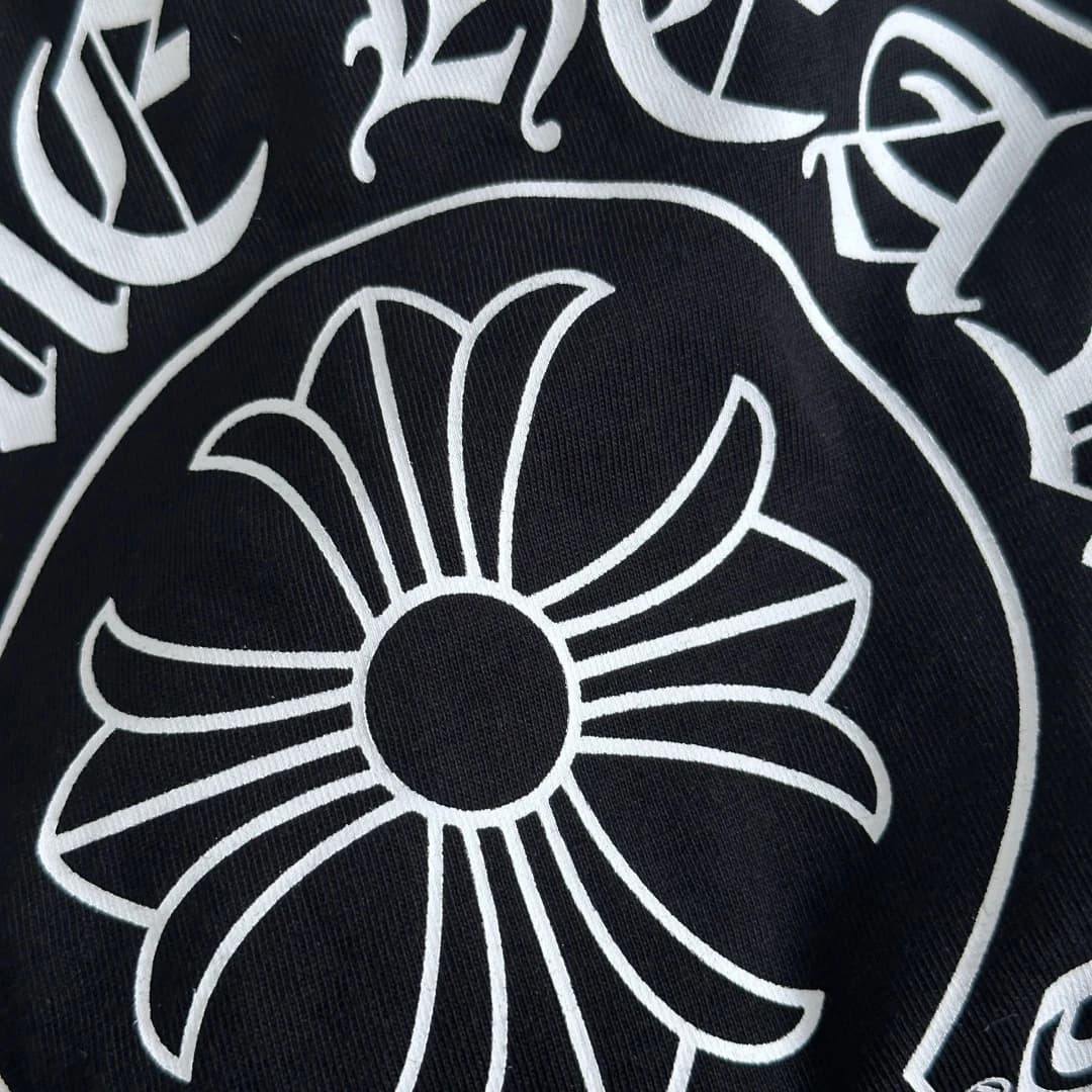 Крупный план центральной части принта подковы Chrome Hearts