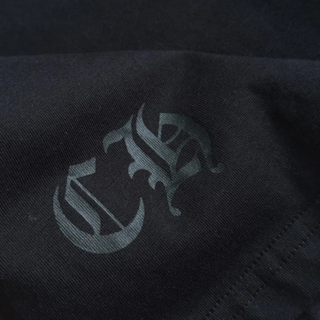 Тональный черный принт CH на нижней части футболки Chrome Hearts