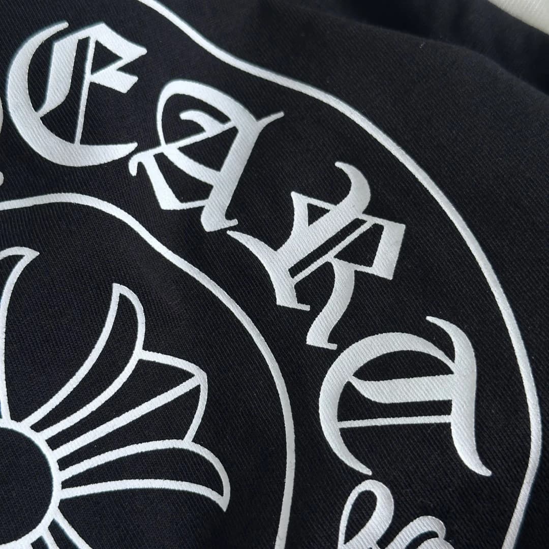 Деталь текстуры ткани и белого принта Chrome Hearts