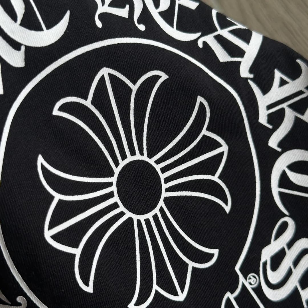 Крупный план принта с крестом Chrome Hearts