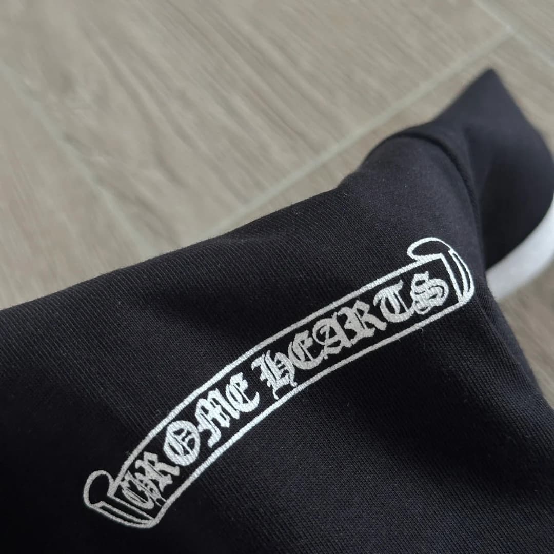 Деталь принта-баннера Chrome Hearts на черной ткани
