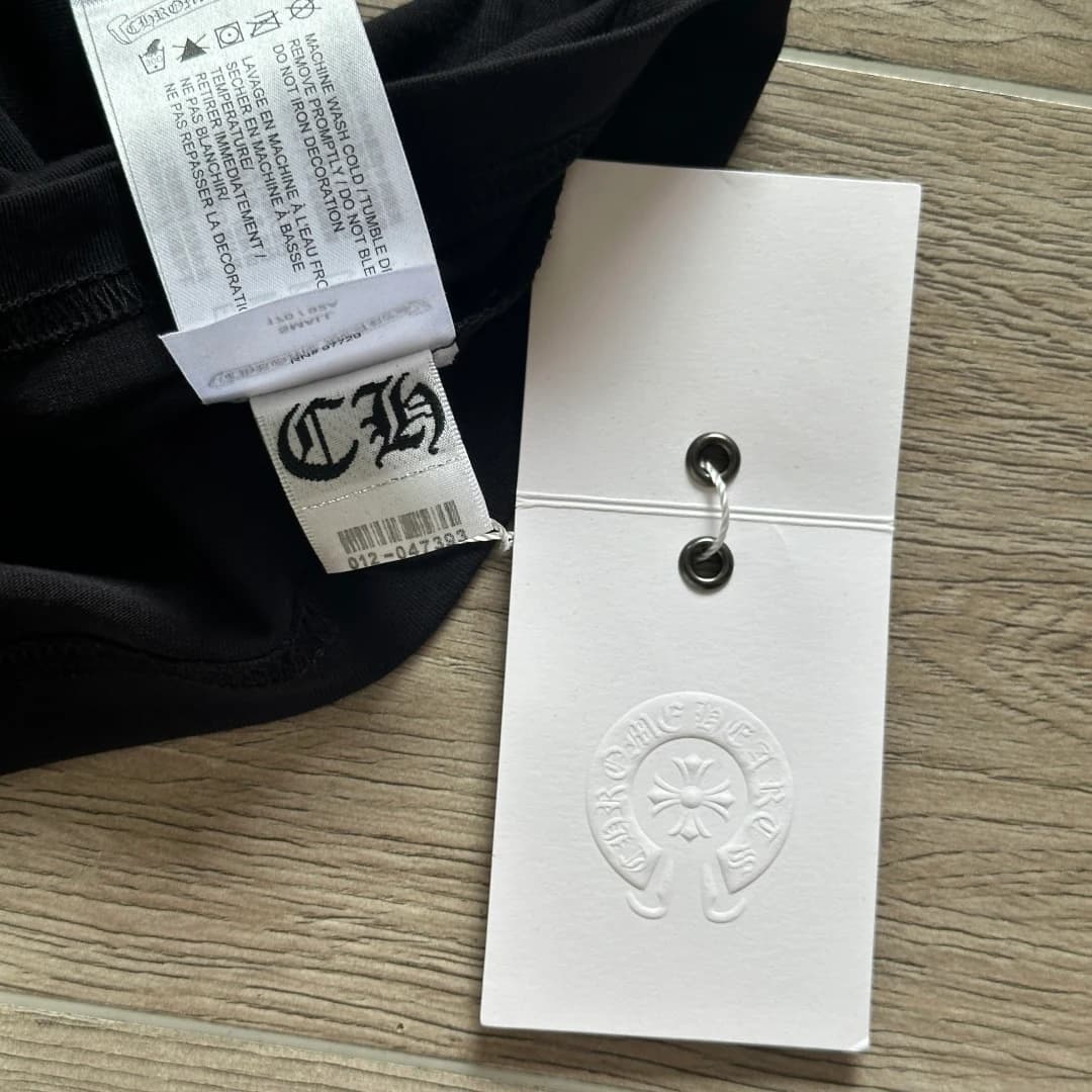 Внутренние бирки и ярлыки черной футболки Chrome Hearts