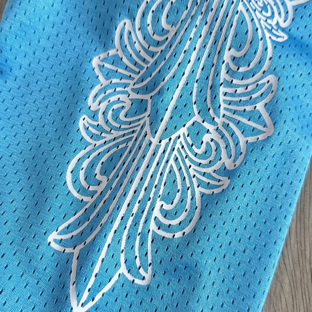 Деталь принта на штанине Chrome Hearts